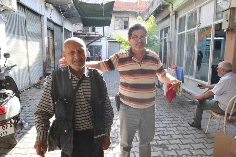 Adana’nın Kozan ilçesinde yaşayan aslen fekeli olan ve 86 yaşındaki Bayram Ersin, her gün yaklaşık 8 kilometre yürüyerek