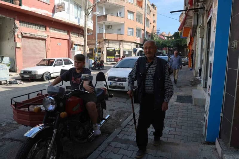 Adana’nın Kozan ilçesinde yaşayan aslen fekeli olan ve 86 yaşındaki Bayram Ersin, her gün yaklaşık 8 kilometre yürüyerek