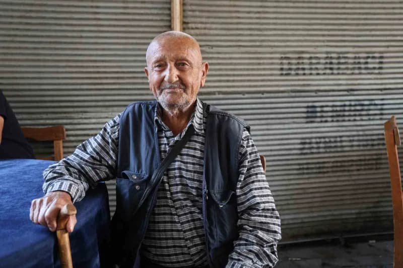 Adana’nın Kozan ilçesinde yaşayan aslen fekeli olan ve 86 yaşındaki Bayram Ersin, her gün yaklaşık 8 kilometre yürüyerek