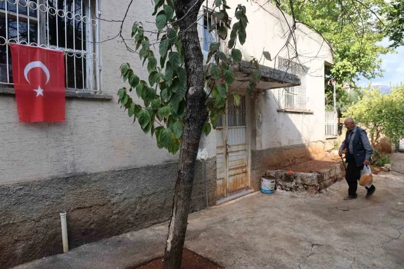 Adana’nın Kozan ilçesinde yaşayan aslen fekeli olan ve 86 yaşındaki Bayram Ersin, her gün yaklaşık 8 kilometre yürüyerek