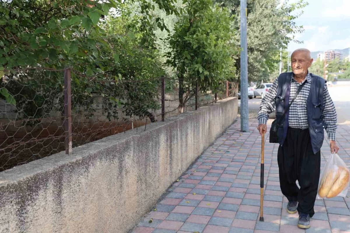 Adana’nın Kozan ilçesinde yaşayan aslen fekeli olan ve 86 yaşındaki Bayram Ersin, her gün yaklaşık 8 kilometre yürüyerek
