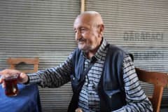 Adana Kozan'da 86 yaşındaki Bayram Ersin yürüyüş yaparken ve kıraathanede sohbet ederken