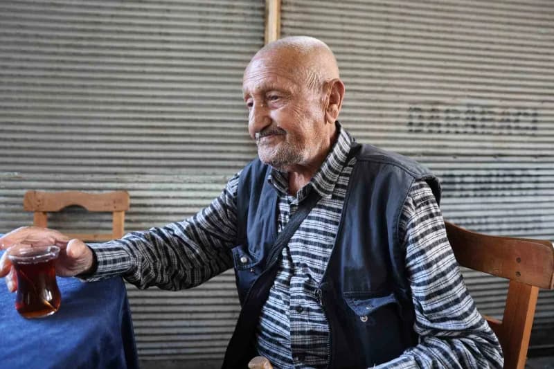 Adana Kozan'da 86 yaşındaki Bayram Ersin yürüyüş yaparken ve kıraathanede sohbet ederken