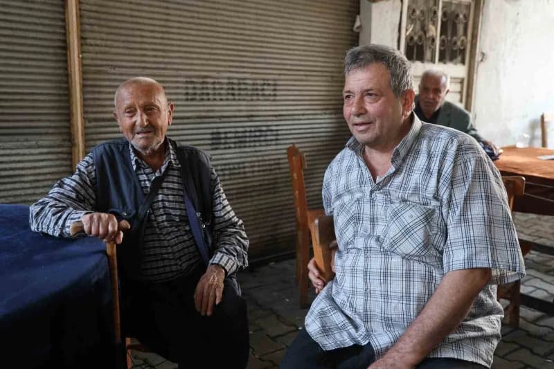 Adana’nın Kozan ilçesinde yaşayan aslen fekeli olan ve 86 yaşındaki Bayram Ersin, her gün yaklaşık 8 kilometre yürüyerek