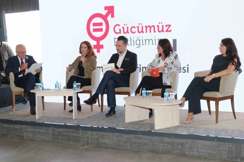 Bursa'da düzenlenen 9. Gücümüz Eşitliğimiz Zirvesi'nde konuşmacılar ve katılımcılar toplumsal cinsiyet eşitliği için bir