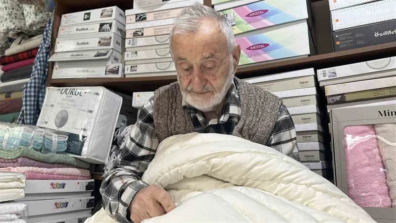 Sakarya Sapanca'da 93 yaşındaki Selahattin Dayal yorgancılık mesleğini sürdürüyor