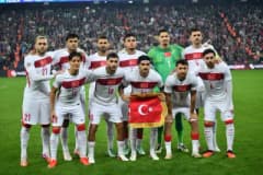 A Milli Futbol Takımı oyuncuları maç öncesi sahada ısınırken