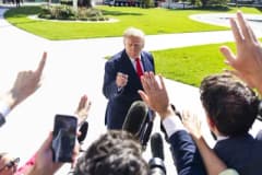 ABD Başkanı Donald Trump basın mensuplarına açıklama yaparken