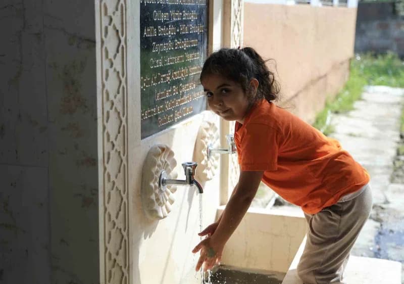 Adana'da 6 Şubat depremlerinde anne, baba ve iki kız evlatlarını kaybeden Erdoğdu ailesinin hatırası için yakınları hayr