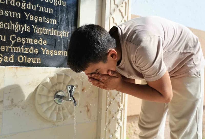 Adana'da 6 Şubat depremlerinde anne, baba ve iki kız evlatlarını kaybeden Erdoğdu ailesinin hatırası için yakınları hayr