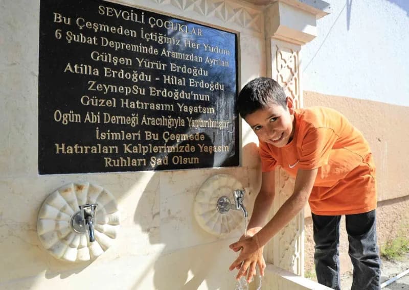 Adana'da 6 Şubat depremlerinde anne, baba ve iki kız evlatlarını kaybeden Erdoğdu ailesinin hatırası için yakınları hayr