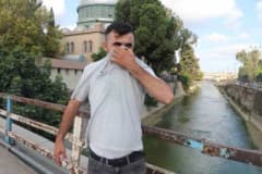 Adana Yüreğir ilçesinde bakımsız sulama kanalında biriken çöpler ve çevresinde kötü koku nedeniyle rahatsız olan vatanda