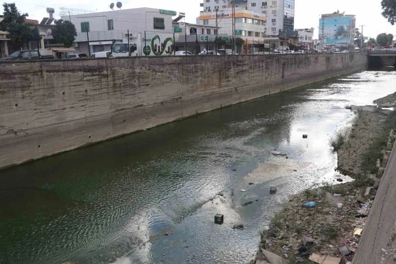 Adana’da bakımsızlık ve çöpler nedeniyle kötü Koku yayan sulama kanalı, çevrede yaşayan vatandaşlar ile esnafın tepkisin