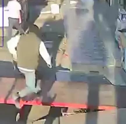 A.e.’in, elinde tabanca ile koşup işyerine girmesi ardından saldırıyı yapıp kaçtığı anlar anbean güv