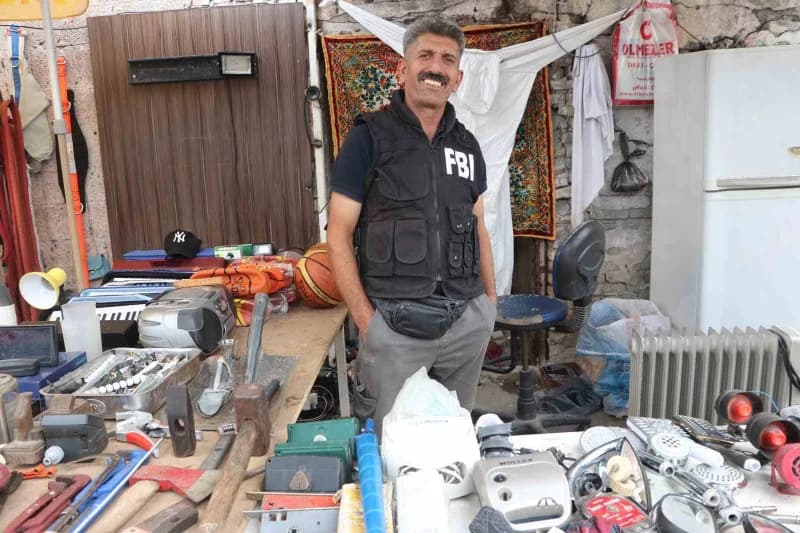 Adana’da her pazar günü kurulan bit pazarı, sabahın erken saatlerinden itibaren aradığını uygun fiyata almak isteyen bin