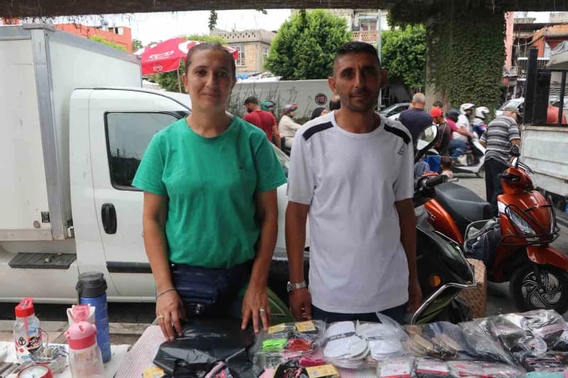 Pazarda eşiyle birlikte çorap satan Çilem Çetin “Eşim engelli olduğu için çalışamıyor. Biz de burada bu işi yapıyoruz. H