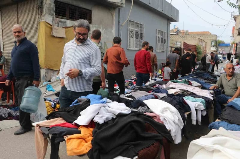 Adana’da her pazar günü kurulan bit pazarı, sabahın erken saatlerinden itibaren aradığını uygun fiyata almak isteyen bin