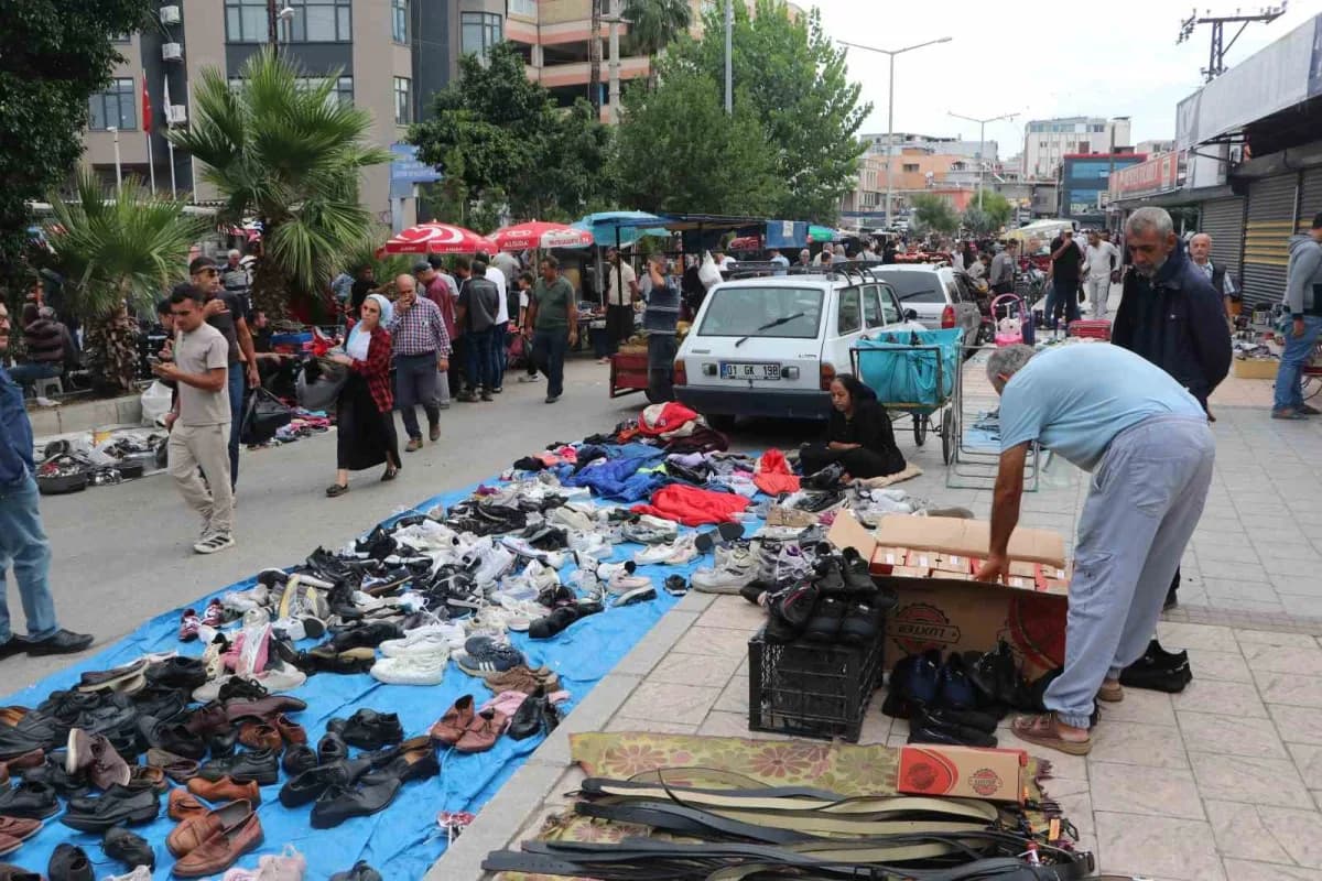 Adana Seyhan Kocavezir Mahallesi bit pazarında tezgahlar ve alışveriş yapan vatandaşlar