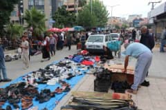 Adana Seyhan Kocavezir Mahallesi bit pazarında tezgahlar ve alışveriş yapan vatandaşlar