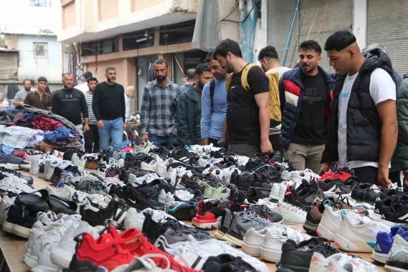 Adana’da her pazar günü kurulan bit pazarı, sabahın erken saatlerinden itibaren aradığını uygun fiyata almak isteyen bin