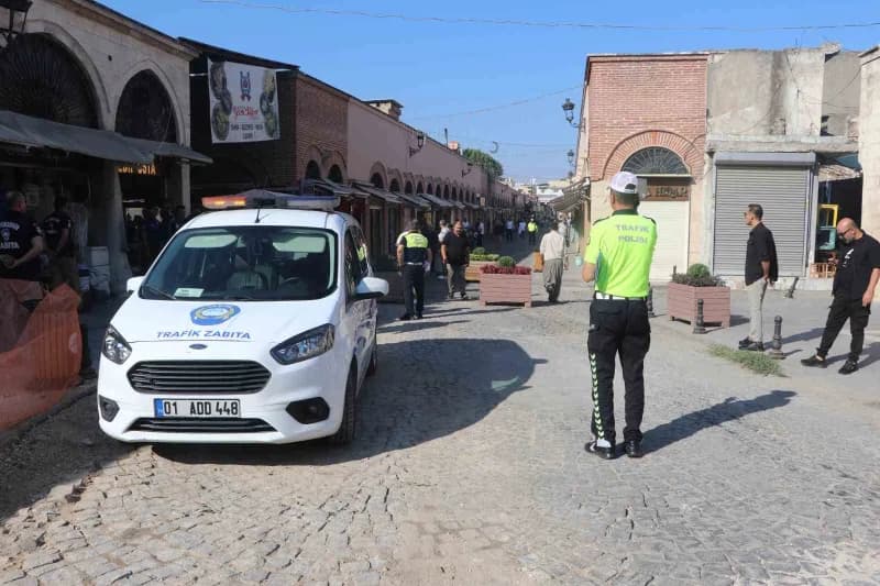 Adana’da tarihi büyüksaat Kulesi’nin bulunduğu Ali Münif Yeğenağa Caddesi araç trafiğine kapatıldı.