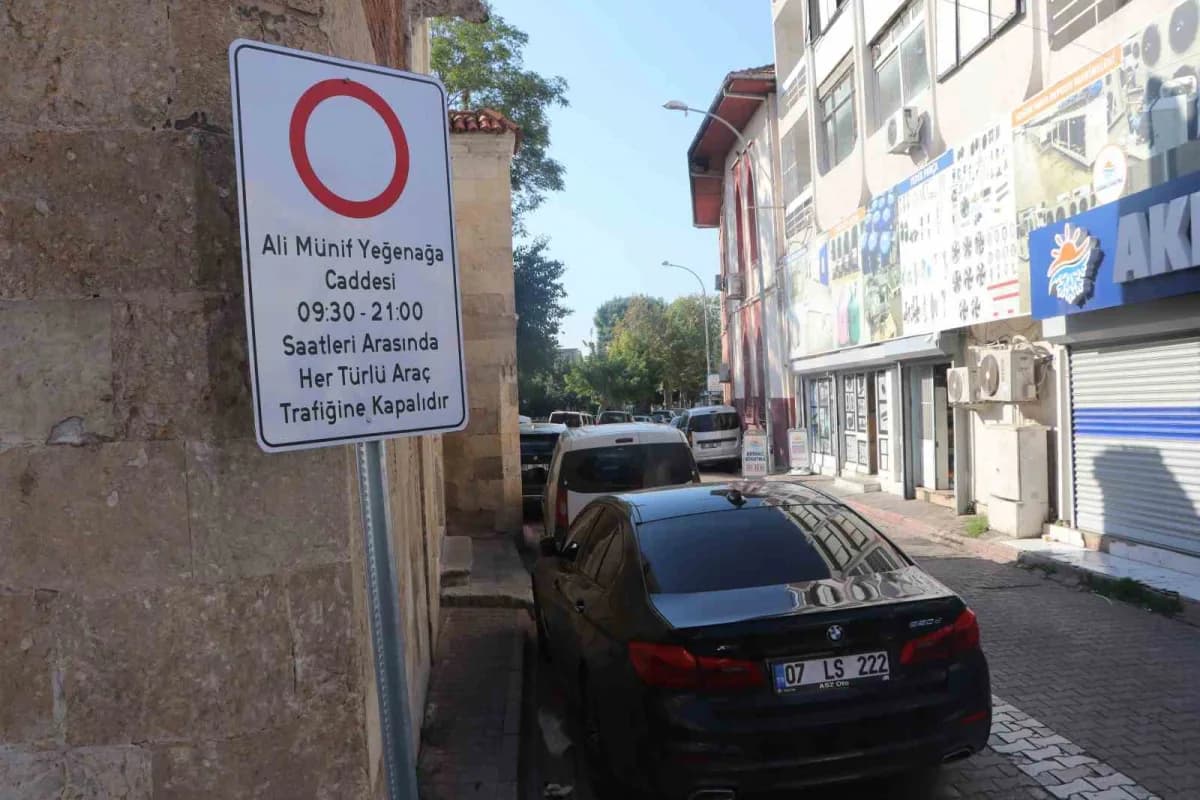Adana’da tarihi büyüksaat Kulesi’nin bulunduğu Ali Münif Yeğenağa Caddesi araç trafiğine kapatıldı.