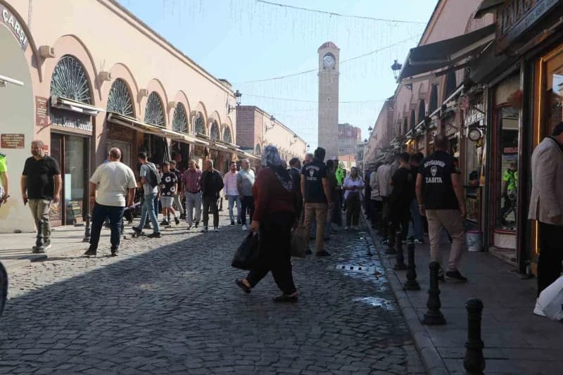 Adana’da tarihi büyüksaat Kulesi’nin bulunduğu Ali Münif Yeğenağa Caddesi araç trafiğine kapatıldı.