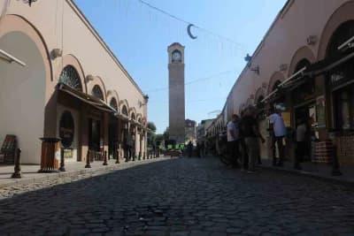 Adana'da tarihi Büyük Saat Kulesi'nin bulunduğu Ali Münif Yeğenağa Caddesi araç trafiğine kapatıldı