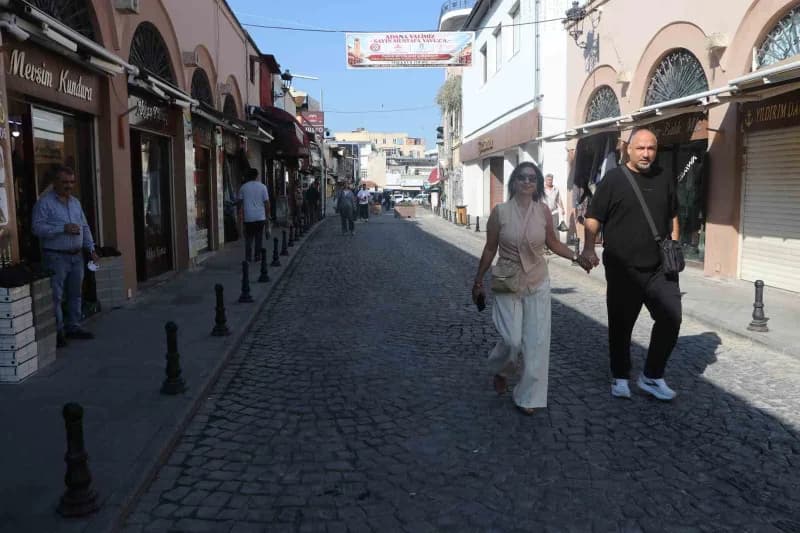 Adana’da tarihi büyüksaat Kulesi’nin bulunduğu Ali Münif Yeğenağa Caddesi araç trafiğine kapatıldı.
