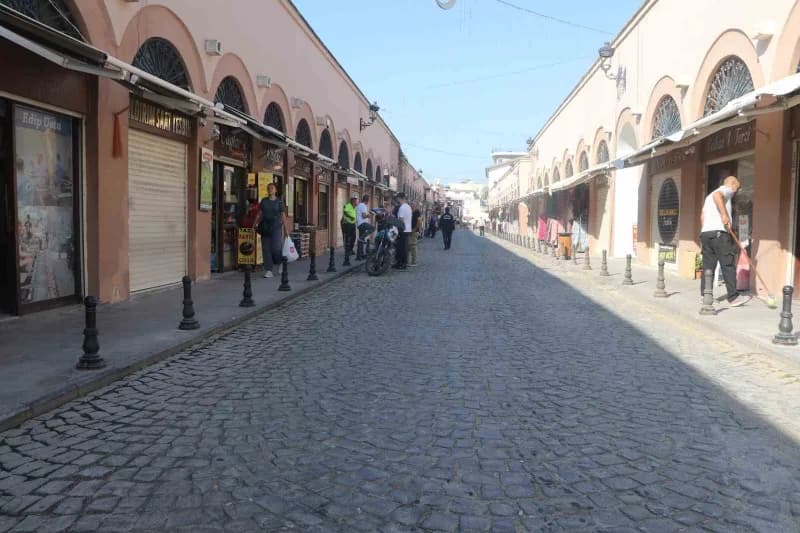 Adana’da tarihi büyüksaat Kulesi’nin bulunduğu Ali Münif Yeğenağa Caddesi araç trafiğine kapatıldı.