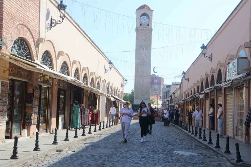 Adana’da tarihi büyüksaat Kulesi’nin bulunduğu Ali Münif Yeğenağa Caddesi araç trafiğine kapatıldı.