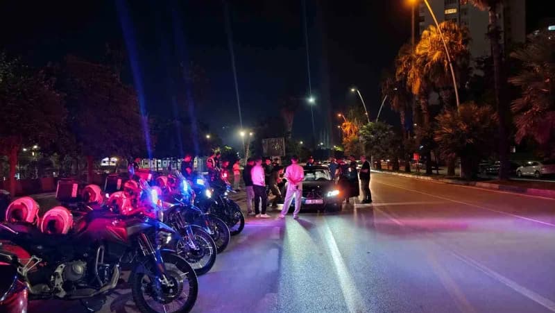 Adana’da polis ekiplerince gerçekleştirilen huzur ve güven uygulamasında çeşitli suçlardan aranan 66 şahıs yakalanırken,
