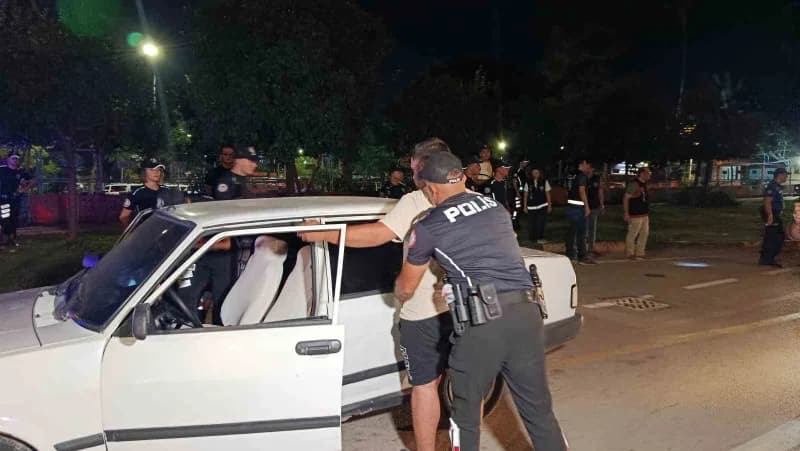 Adana’da polis ekiplerince gerçekleştirilen huzur ve güven uygulamasında çeşitli suçlardan aranan 66 şahıs yakalanırken,