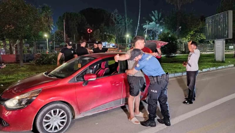 Adana’da polis ekiplerince gerçekleştirilen huzur ve güven uygulamasında çeşitli suçlardan aranan 66 şahıs yakalanırken,