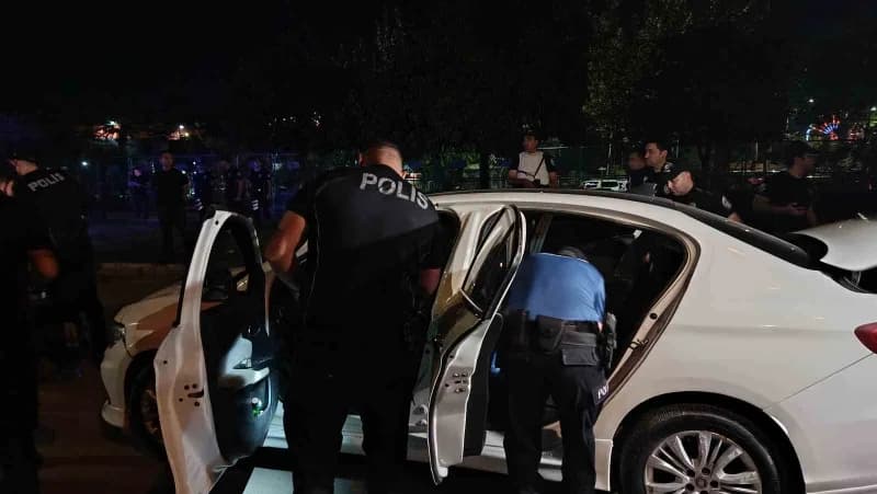 Adana’da polis ekiplerince gerçekleştirilen huzur ve güven uygulamasında çeşitli suçlardan aranan 66 şahıs yakalanırken,
