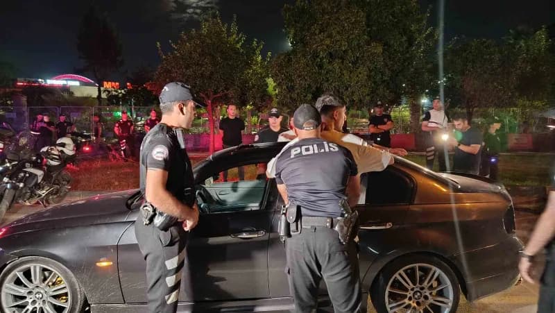 Adana’da polis ekiplerince gerçekleştirilen huzur ve güven uygulamasında çeşitli suçlardan aranan 66 şahıs yakalanırken,
