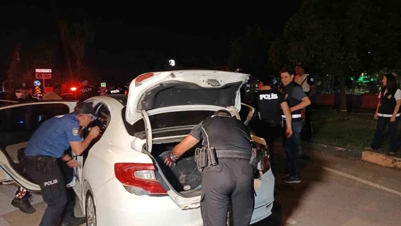 Adana’da polis ekiplerince gerçekleştirilen huzur ve güven uygulamasında çeşitli suçlardan aranan 66 şahıs yakalanırken,
