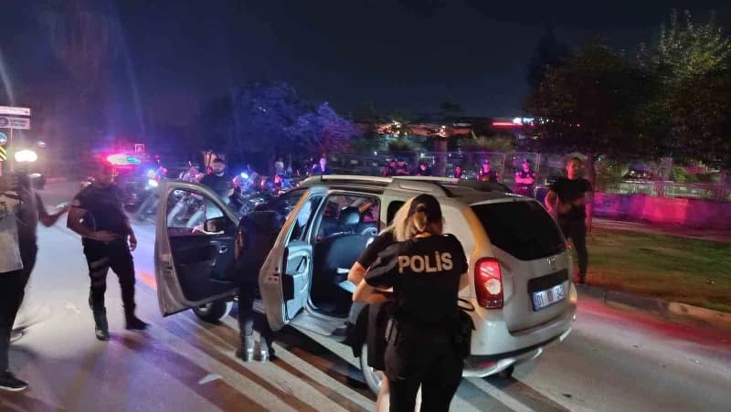 Adana’da polis ekiplerince gerçekleştirilen huzur ve güven uygulamasında çeşitli suçlardan aranan 66 şahıs yakalanırken,