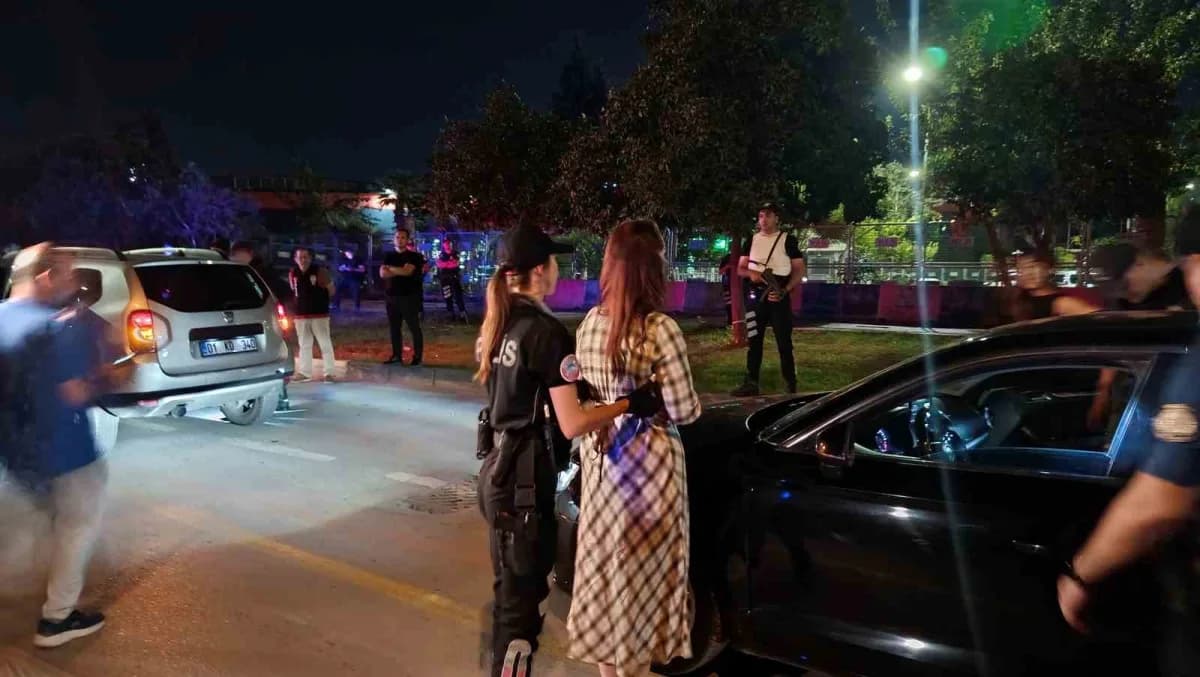 Adana’da polis ekiplerince gerçekleştirilen huzur ve güven uygulamasında çeşitli suçlardan aranan 66 şahıs yakalanırken,