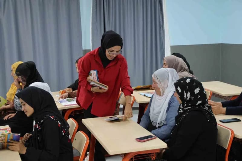 Yüreğir Halk Eğitim Merkezi'nce öğretmen tahsis edilen okulda, yaklaşık 5 ay boyunca kadınlara okuma-yazma ve temel mate