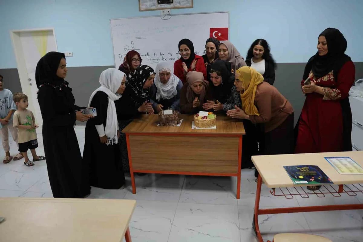 Adana Yüreğir’de okuma-yazma kursunu tamamlayan kadınlar mezuniyetlerini pasta keserek kutluyor