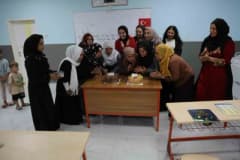 Adana Yüreğir’de okuma-yazma kursunu tamamlayan kadınlar mezuniyetlerini pasta keserek kutluyor