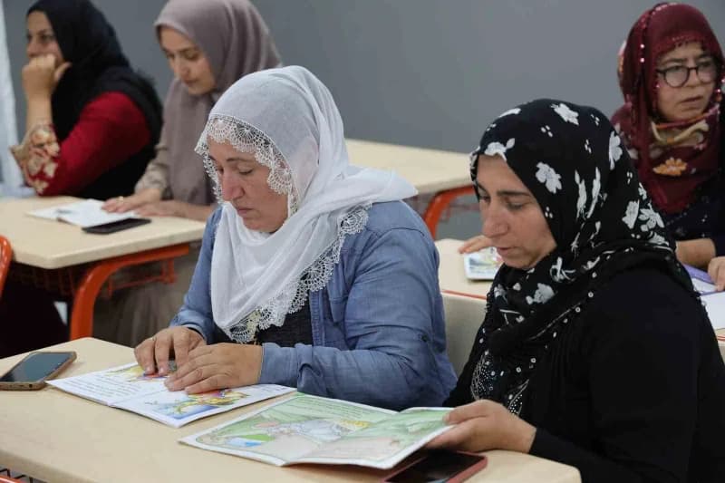 Adana'da yıllar önce ‘kızlar okumaz, kız çocuğu evinde durur' gibi çeşitli nedenlerle okula gidemeyen ve hayalleri yarım