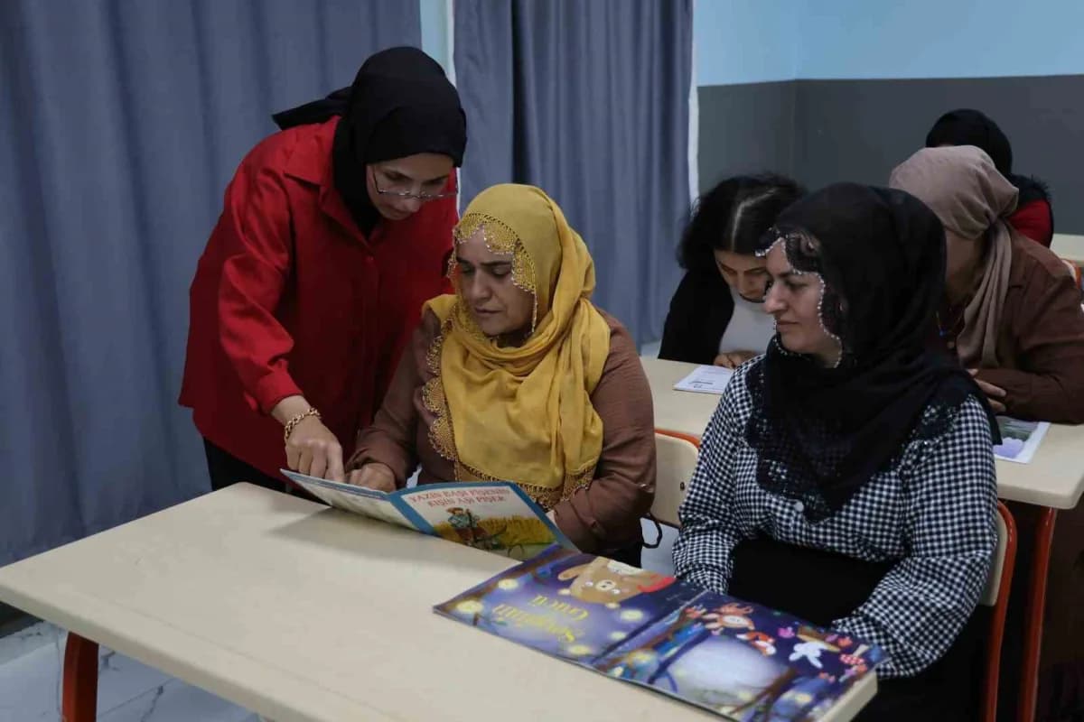 Yüreğir Halk Eğitim Merkezi'nce öğretmen tahsis edilen okulda, yaklaşık 5 ay boyunca kadınlara okuma-yazma ve temel mate