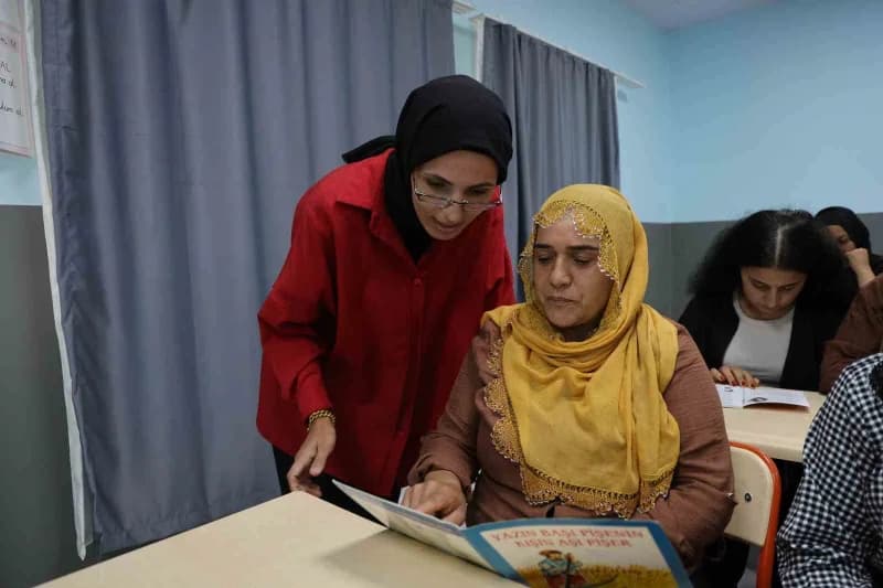 Yüreğir Halk Eğitim Merkezi'nce öğretmen tahsis edilen okulda, yaklaşık 5 ay boyunca kadınlara okuma-yazma ve temel mate