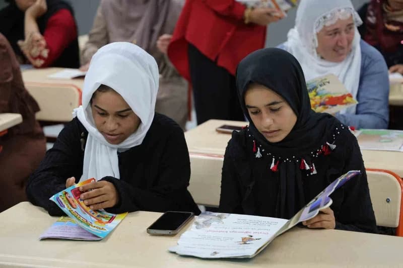 Adana'da yıllar önce ‘kızlar okumaz, kız çocuğu evinde durur' gibi çeşitli nedenlerle okula gidemeyen ve hayalleri yarım