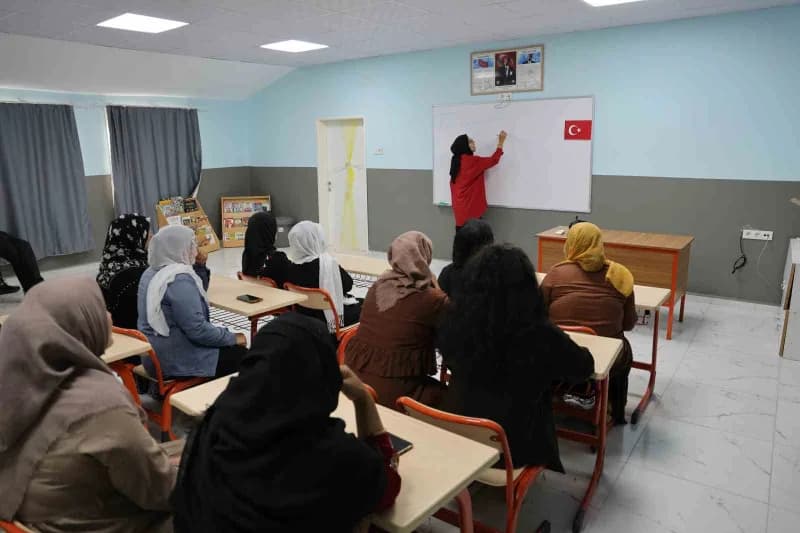 Yüreğir Halk Eğitim Merkezi'nce öğretmen tahsis edilen okulda, yaklaşık 5 ay boyunca kadınlara okuma-yazma ve temel mate