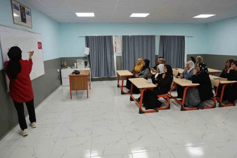 Adana'da yıllar önce ‘kızlar okumaz, kız çocuğu evinde durur' gibi çeşitli nedenlerle okula gidemeyen ve hayalleri yarım