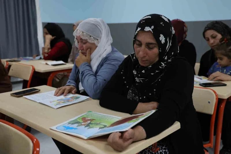 Adana'da yıllar önce ‘kızlar okumaz, kız çocuğu evinde durur' gibi çeşitli nedenlerle okula gidemeyen ve hayalleri yarım