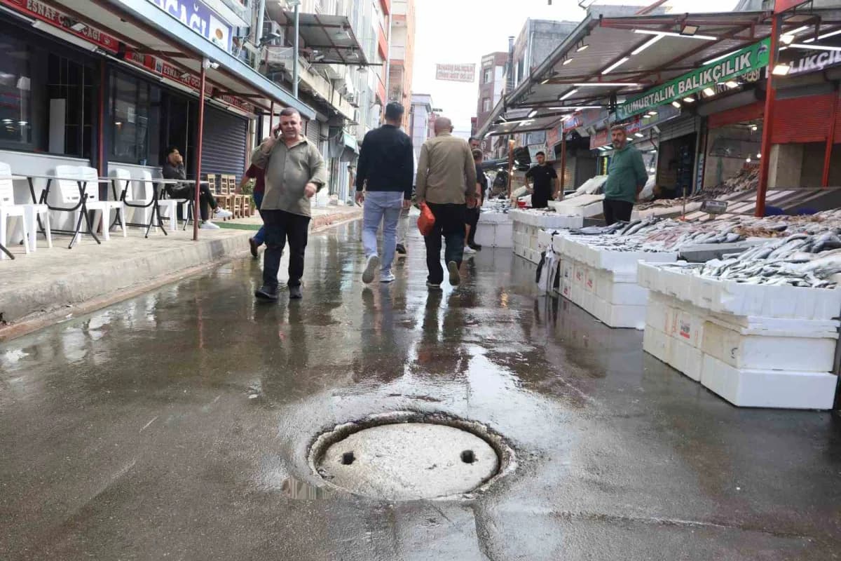 Adana’da yağışın ardından balıkçılar pazarında tıkanan Kanalizasyon gideri nedeniyle mağdur olan esnaf, tıkanıklığı kend